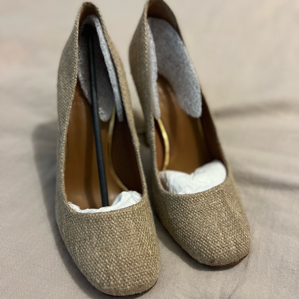 Tory Burch Madison pump with gold metallic 4” heel. Size 8. Only been worn twice